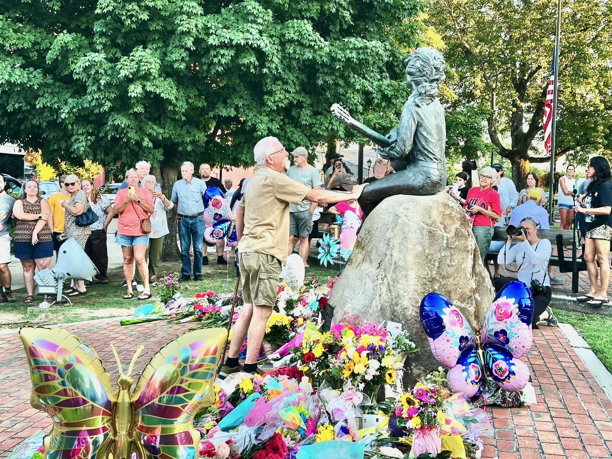 Community Remembers Dolly Parton Who Helped Transform Her Hometown community-remembers-dolly-parton-who-helped-transform-her-hometown